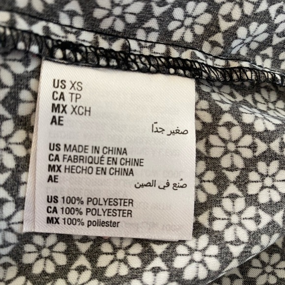 Black and White Stylized Flower Blouse XS - Picture 5 of 6